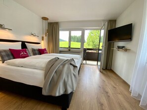 3 bedrooms, in-room safe, desk, travel crib