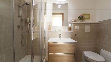 Chambre Double Exclusive | Salle de bain | Douche, articles de toilette gratuits, sĂšche-cheveux, chaussons