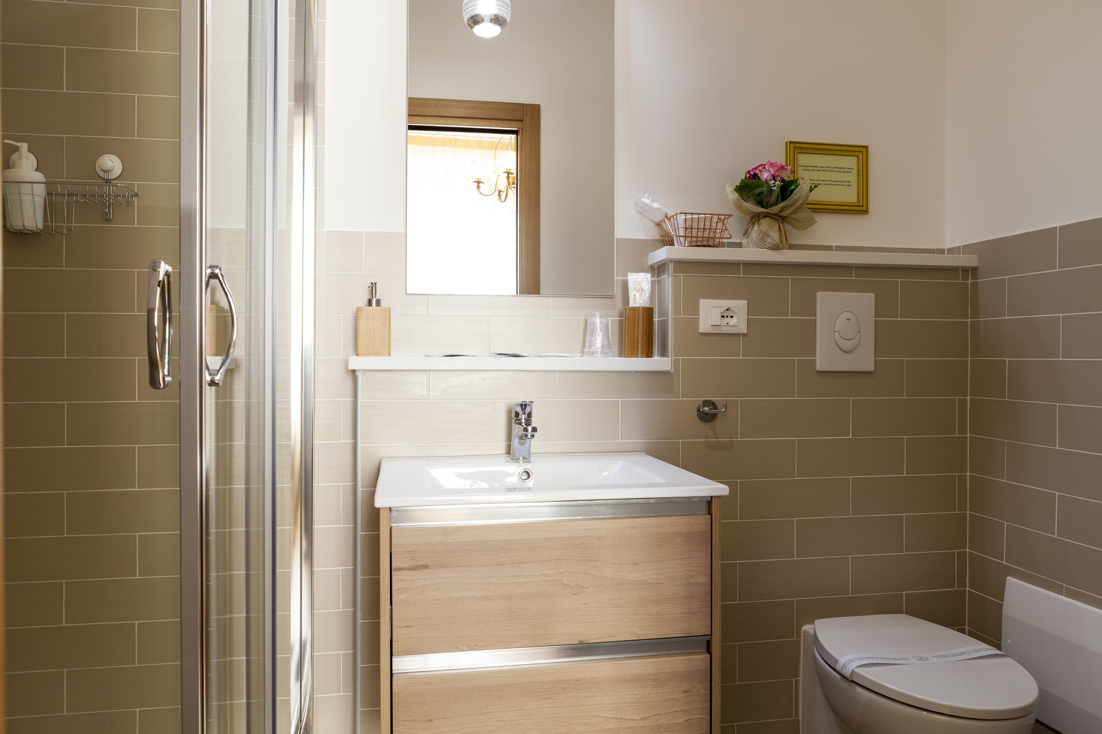 Un baño con ducha, lavabo e inodoro.