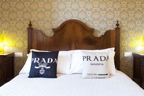 Royal-dobbeltværelse | Dundyner, senge med madrasser af memory foam, minibar