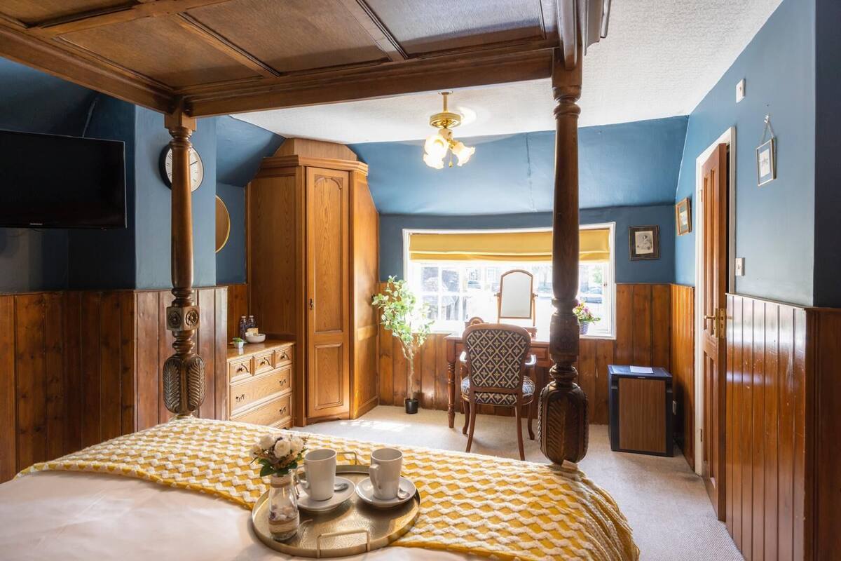 superior double room, ensuite (4 poster bed) | 1 bedroom