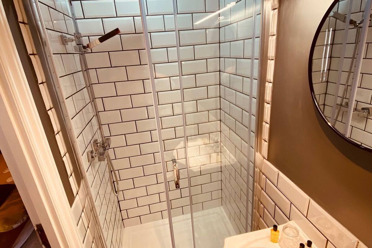 superior double room, ensuite (king size bedroom) | bathroom