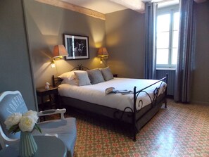 Comfort Double or Twin Room, 1 Bedroom | Premium bedding, minibar, in-room safe, desk - Hostellerie le Roy Soleil (Menerbes)