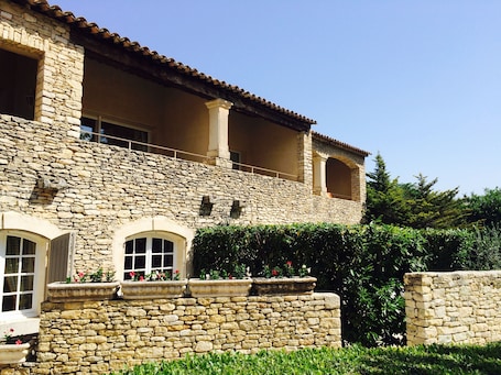 Front of property. Hostellerie le Roy Soleil