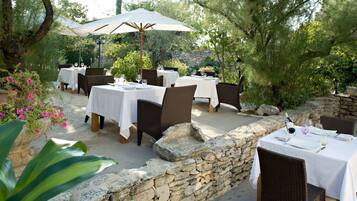 Déjeuner et dîner servis sur place
