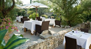 Outdoor dining - Hostellerie le Roy Soleil (Menerbes)