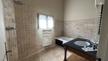 Suite, 1 slaapkamer, terras | Badkamer | Gratis toiletartikelen, een haardroger, handdoeken