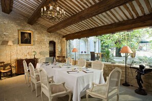 Se sirven almuerzos y cenas, cocina mediterránea