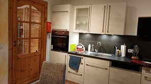 Kühlschrank, Mikrowelle, Ofen, Geschirrspüler