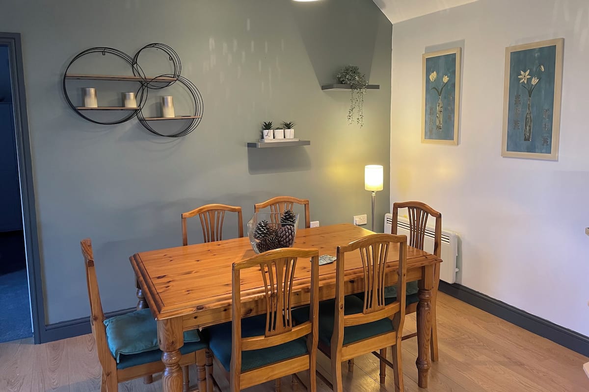 Familienapartment | Essbereich im Zimmer