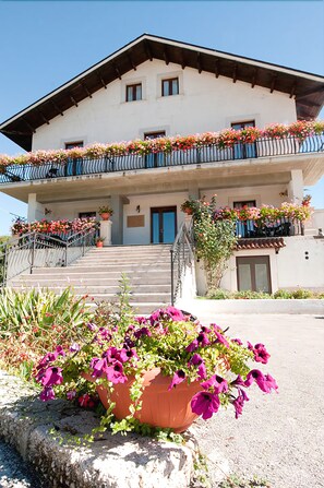 Front of property - Albergo della Corte (Pescasseroli)