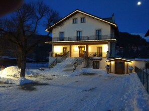 Façana frontal de l'allotjament (vespre/nit)