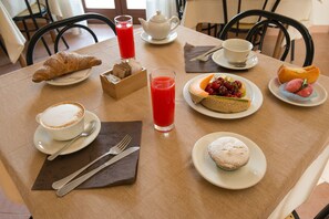 Daily buffet breakfast for a fee - Albergo della Corte (Pescasseroli)