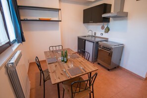 Studio | Private kitchen | Oven, stovetop, cookware/dishes/utensils, freezer - Albergo della Corte (Pescasseroli)