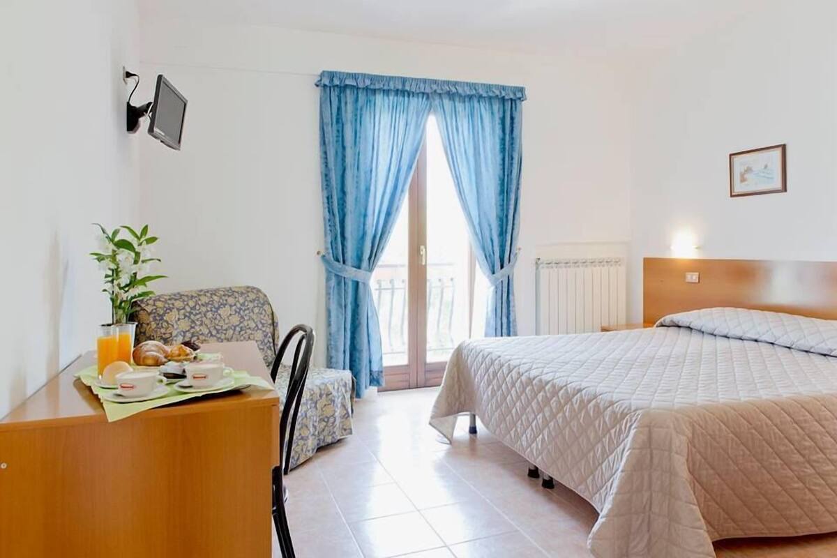 Kamer, 1 twee- of 2 eenpersoonsbedden | Een bureau, gratis wifi, beddengoed