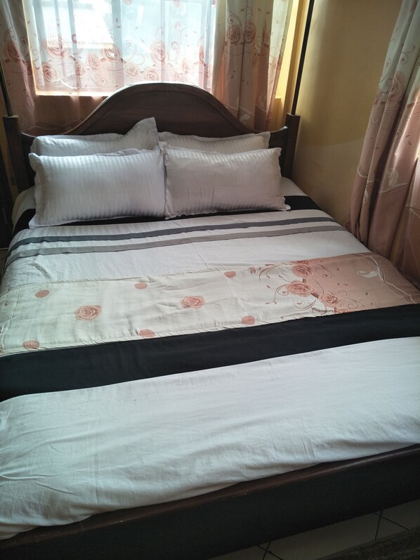 Kahden hengen standard-huone | Työpöytä, silitysrauta/-lauta, ilmainen Wi-Fi, vuodevaatteet