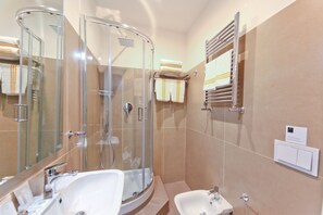 シャワー、レインフォールシャワー、バスアメニティ (無料)、ヘアドライヤー