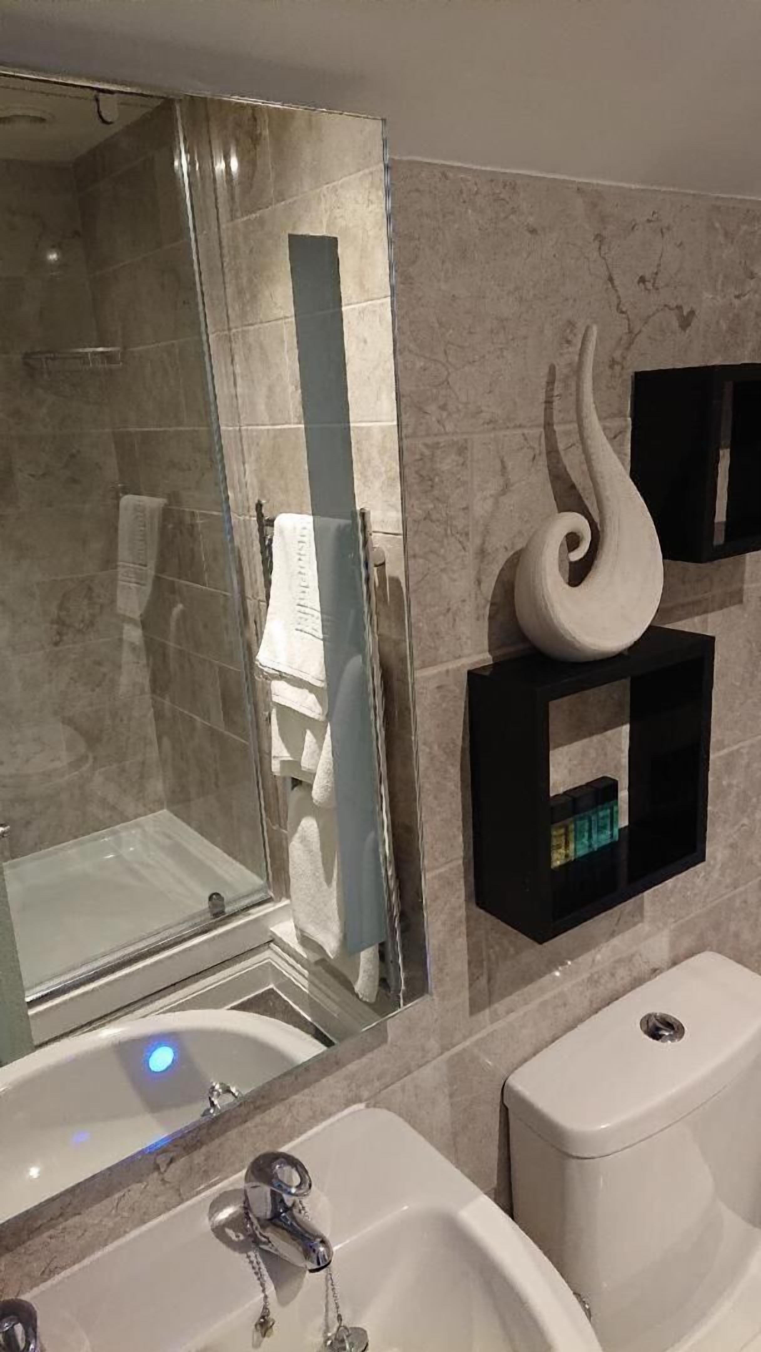 Een douche, gratis toiletartikelen, een haardroger, handdoeken