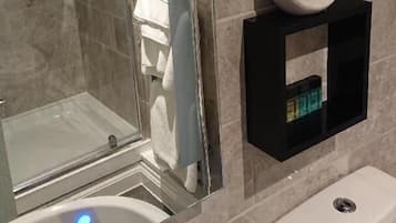 Een douche, gratis toiletartikelen, een haardroger, handdoeken