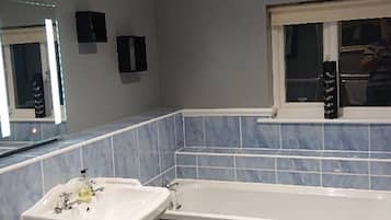 Standard Double Room | Bathroom | Shower, free toiletries, hair dryer, towels