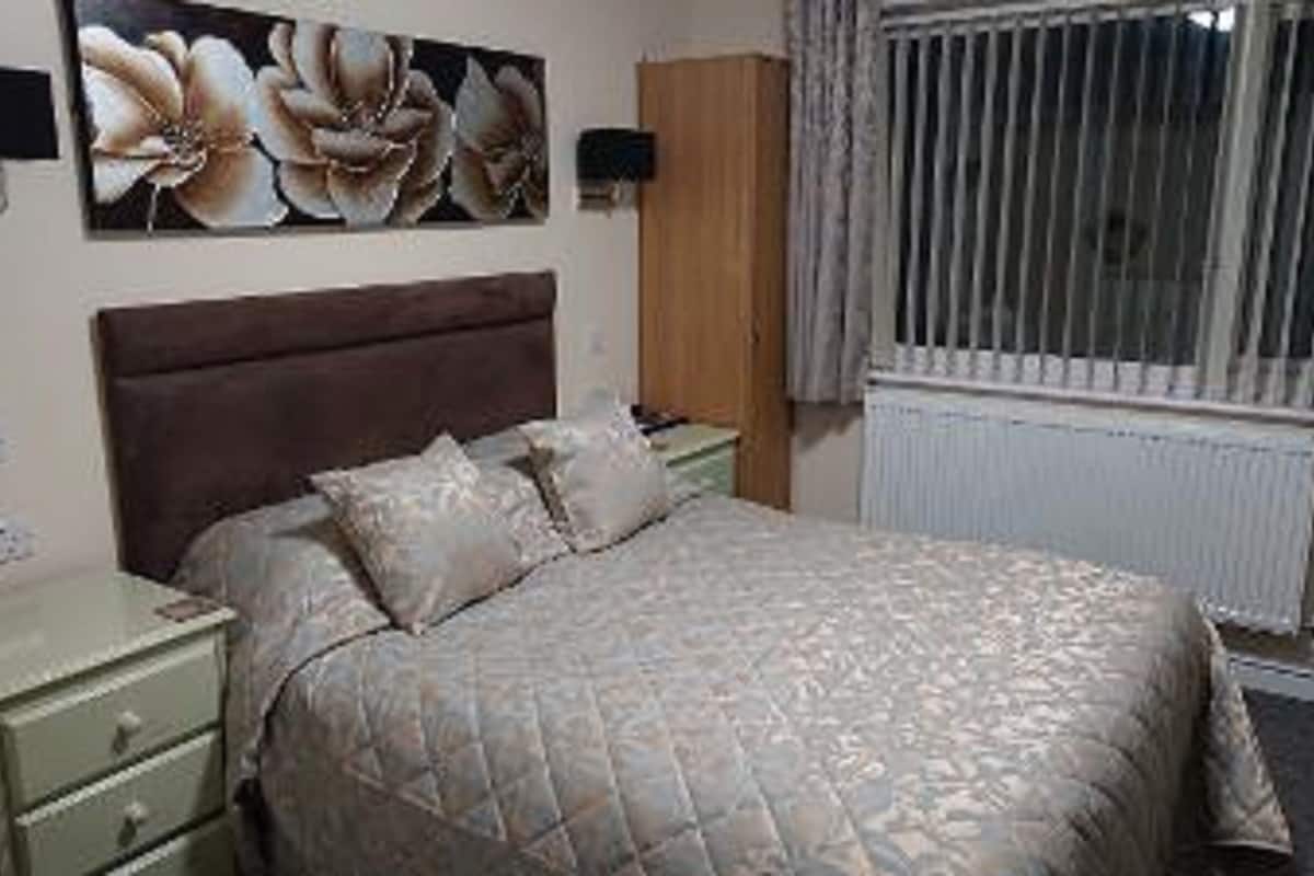 Deluxe Double Room  | Desk, iron/ironing board (on request), WiFi (free), bed sheets