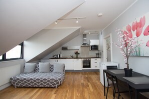 Deluxe Three Bedroom Apartments (3 Bedroom) | Opholdsområde | 32-tommers fladskærms-tv med digitale kanaler, smart-tv