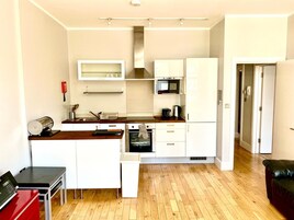 Full-size fridge, microwave, oven, stovetop