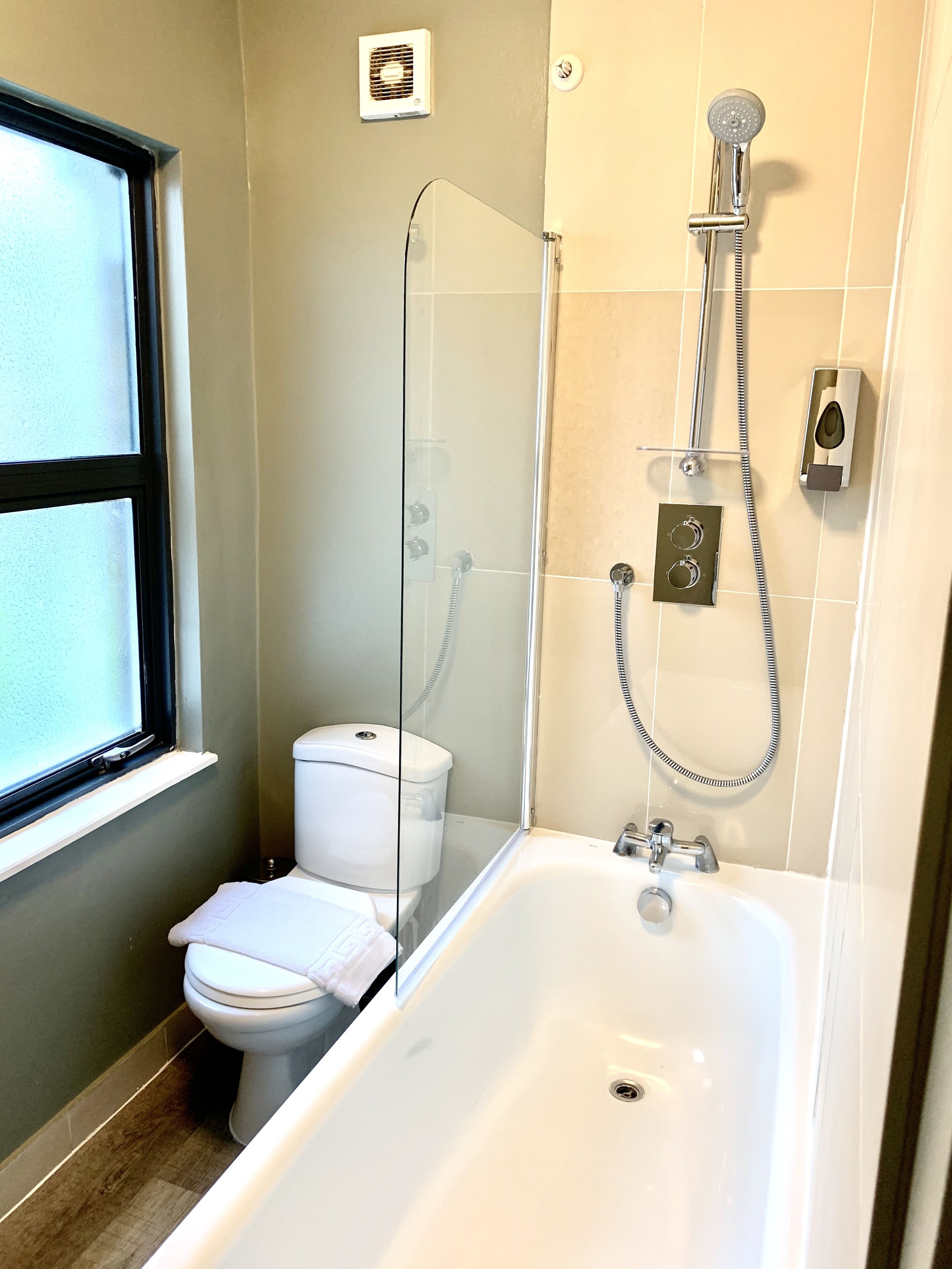 Deluxe Three Bedroom Apartments (3 Bedroom) | Bathroom | Combined shower/bathtub, rainfall showerhead, free toiletries