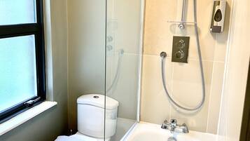 Deluxe Three Bedroom Apartments (3 Bedroom) | Bathroom | Combined shower/bathtub, rainfall showerhead, free toiletries