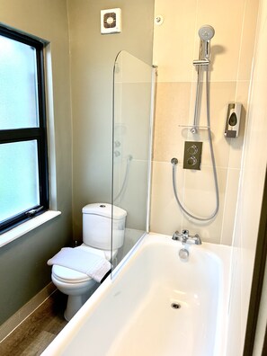 Deluxe Three Bedroom Apartments (3 Bedroom) | 浴室 | 淋浴/盆浴组合、大花洒淋浴喷头、免费洗浴用品、吹风机