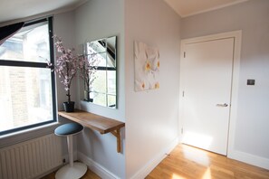 Deluxe Three Bedroom Apartments (3 Bedroom) | Oleskelualue | 32–tuumainen taulutelevisio, jossa digitaalikanavat