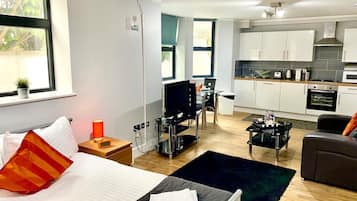 Deluxe Double Studio (Studio) | Living area | 32-inch flat-screen TV with digital channels, Smart TV