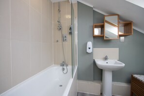 Deluxe Double Studio (Studio) | Badezimmer | Duschwanne, Regendusche, kostenlose Toilettenartikel, Haartrockner