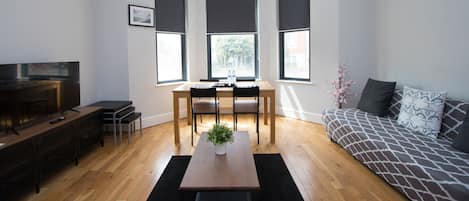 Deluxe Double One Bedroom Apartment(1 Bedroom) | Vardagsrum | 32-tums platt-tv med digitalkanaler och smart-tv