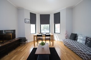 Deluxe Double One Bedroom Apartment(1 Bedroom) | Opholdsområde | 32-tommers fladskærms-tv med digitale kanaler, smart-tv