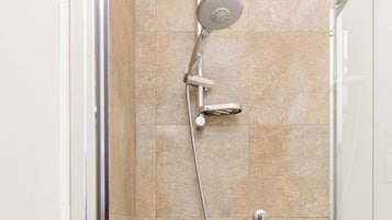 Habitación estándar doble | Baño | Ducha, secador de pelo, bidé y toallas