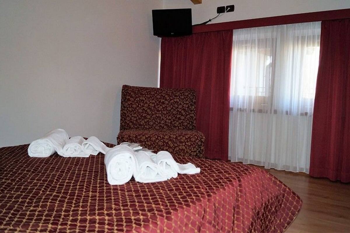 Premium bedding, desk, soundproofing, cots/infant beds