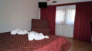 Bộ đồ giường cao cấp, bàn, phòng cách âm