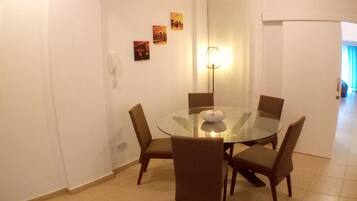 Apartamento exclusivo, 3 habitaciones | Servicio de comidas en la habitación