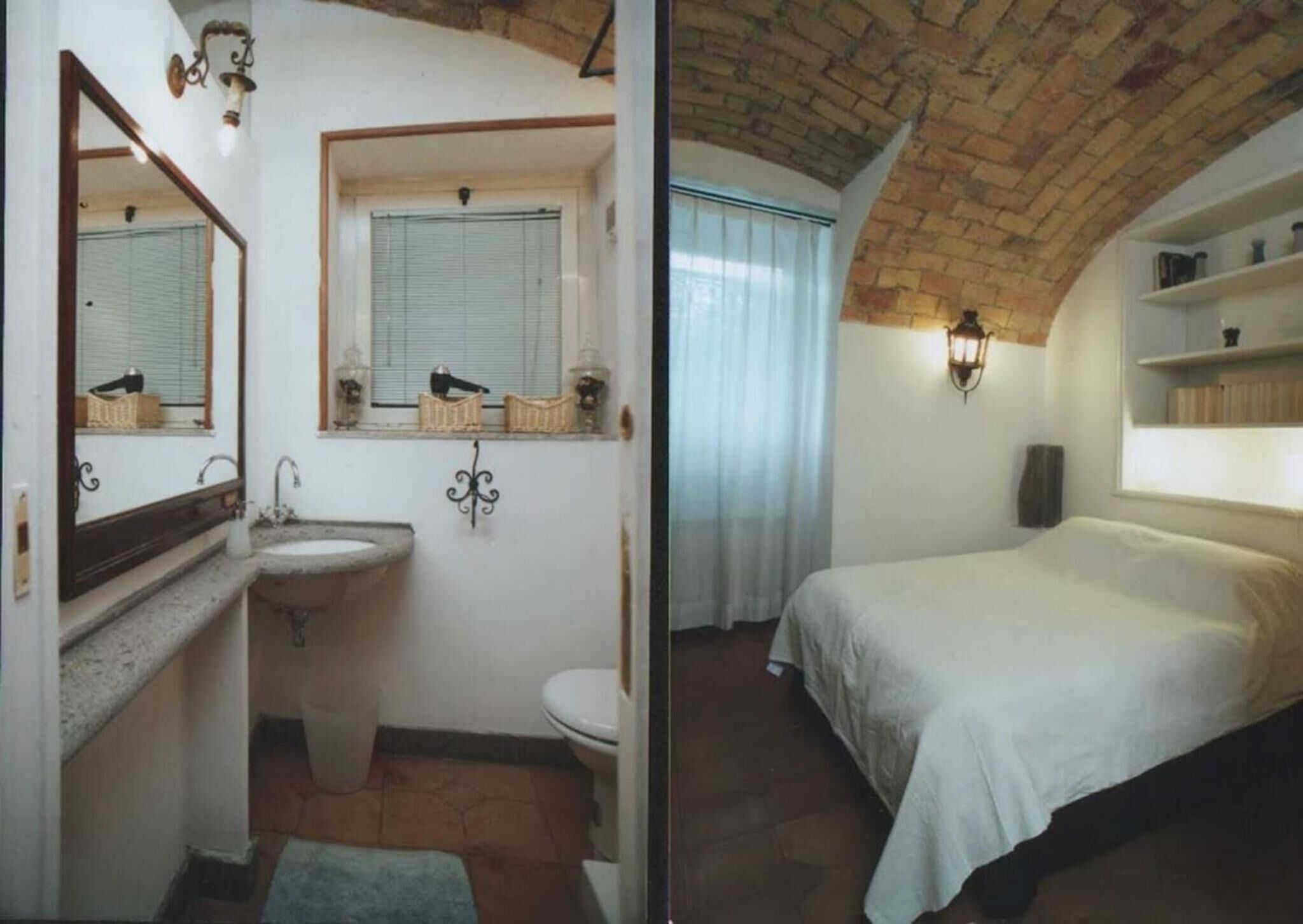 Un baño con lavamanos, inodoro y ventana, además de un dormitorio con cama y estanterías.