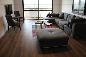 Villa, 4 Bedrooms | Living area