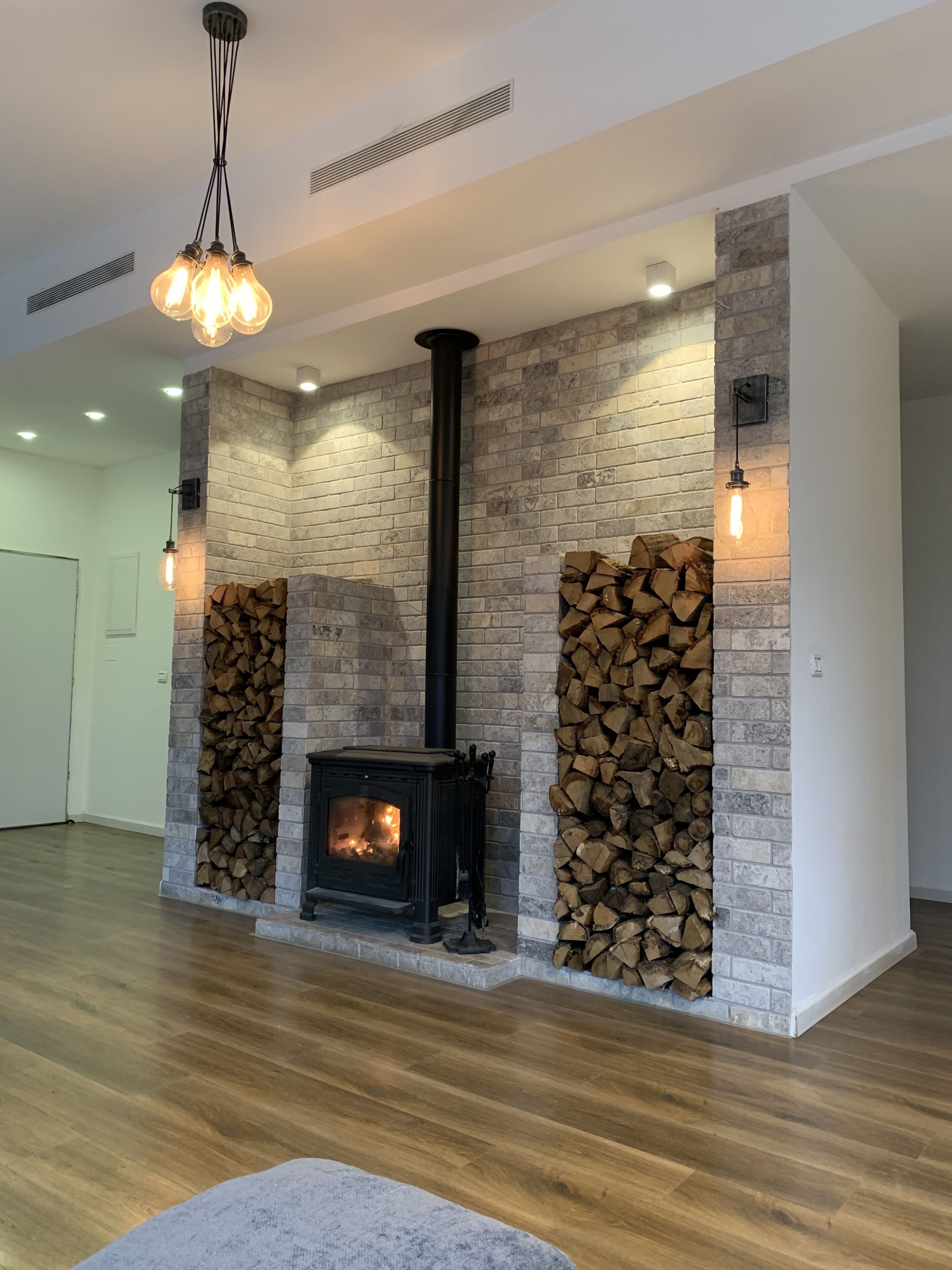 TV layar datar dan perapian