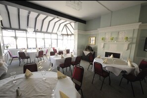 Breakfast, lunch, dinner served; British cuisine  - The Royal Oak Historic Commercial Inn (Cranbrook)