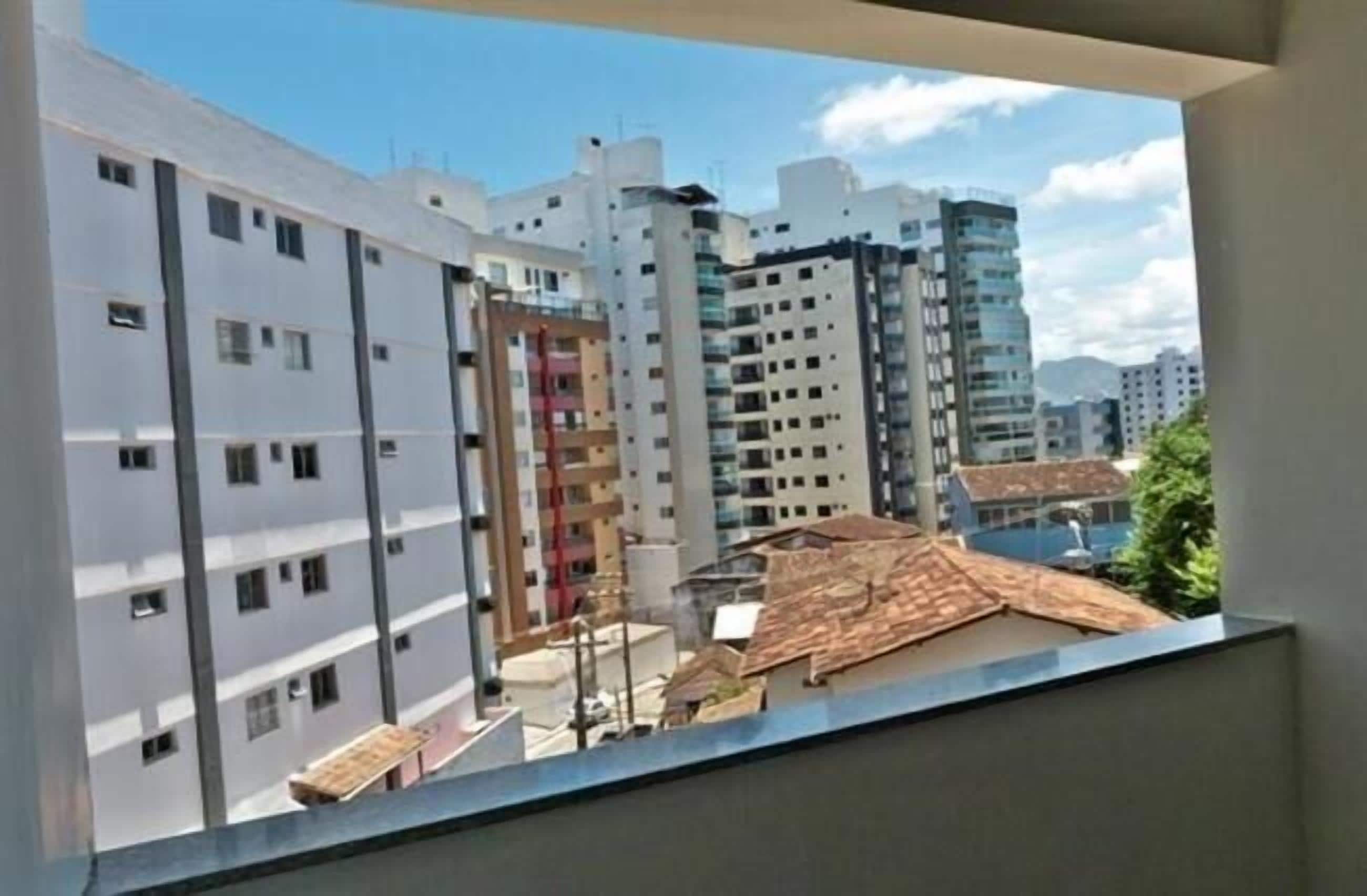 Un immeuble de grande hauteur, doté de nombreux étages et de balcons, avec un ciel dégagé.