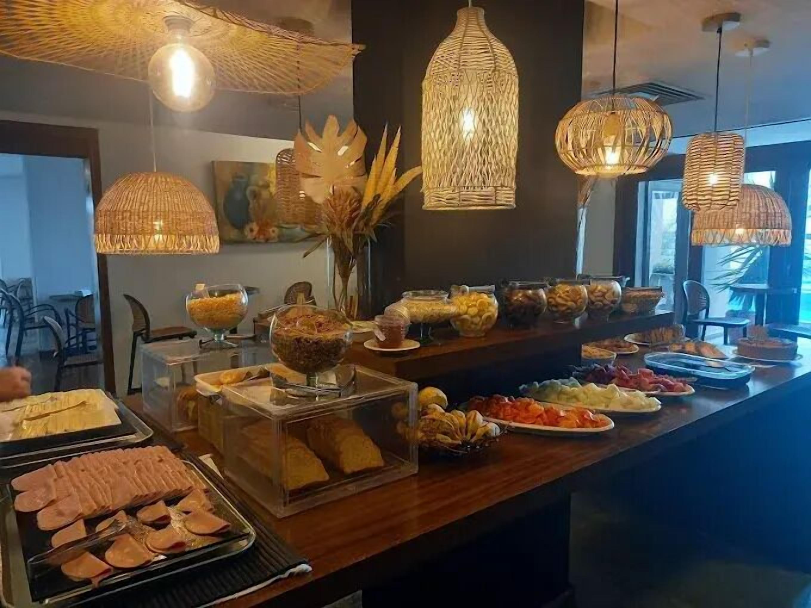 Café da manhã com buffet grátis todos os dias