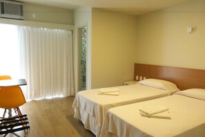 Minibar, escritorio, cortinas opacas y sistema de insonorización