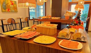 Un buffet proposant une variété de plats et agrémenté d’un centre de table décoratif.