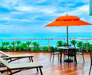 Hồ bơi ngoài trời, ghế dài tắm nắng 