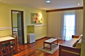 Suite Atlantico | Ruang keluarga | Televisi LED 32-inci dengan saluran TV kabel dan TV