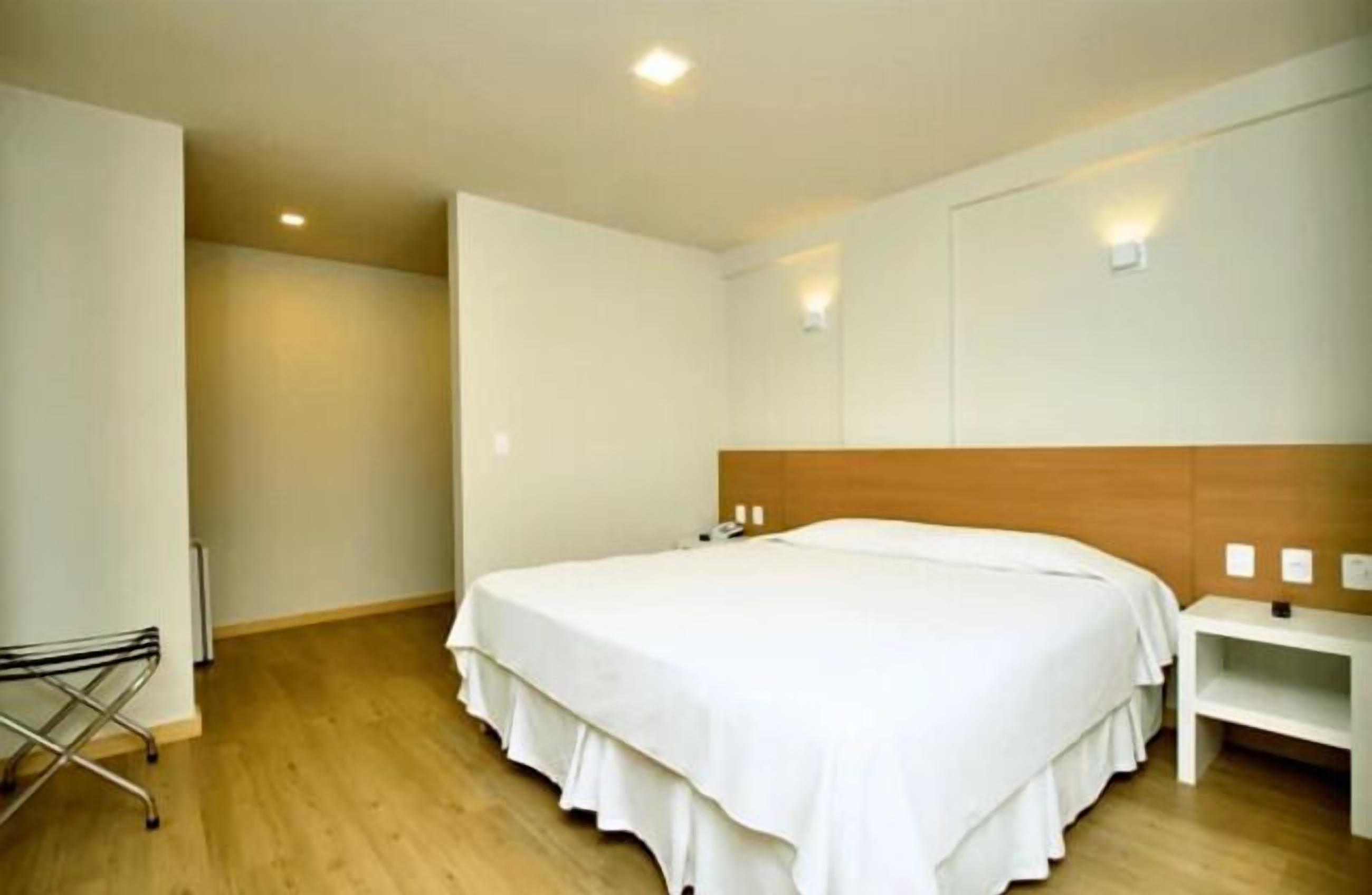 Minibar, caixa forta a l'habitació, escriptori i cortines opaques 